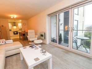 Living area - Heulfan - 17 Deganwy Castle Apartments (Conwy)