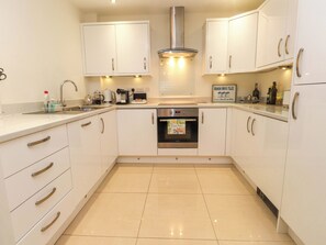 Dishwasher, cookware/dishes/utensils - Heulfan - 17 Deganwy Castle Apartments (Conwy)