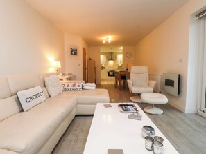 Living area - Heulfan - 17 Deganwy Castle Apartments (Conwy)