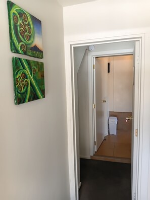 Interior - Queenstown private apartment w/free car park. Walk to central Queenstown! (Queenstown)