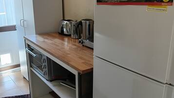 Een koelkast, een magnetron, een oven, een kookplaat