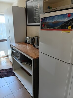 Fridge, microwave, oven, stovetop - Queenstown private apartment w/free car park. Walk to central Queenstown! (Queenstown)