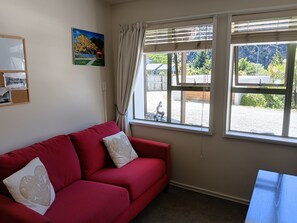 Smart TV, DVD player, stereo - Queenstown private apartment w/free car park. Walk to central Queenstown! (Queenstown)
