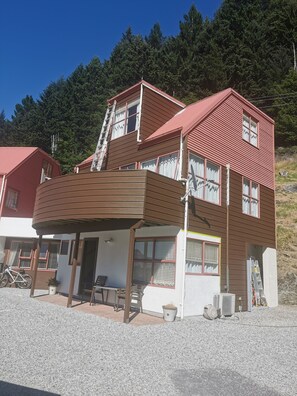 Exterior - Queenstown private apartment w/free car park. Walk to central Queenstown! (Queenstown)