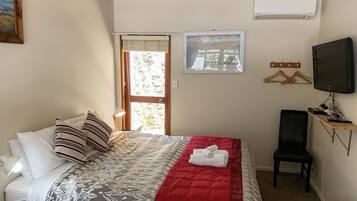 Een bureau, een strijkplank/strijkijzer, wifi, beddengoed