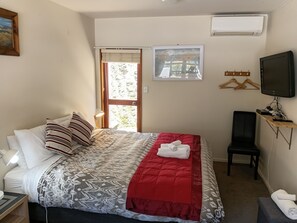 Desk, iron/ironing board, WiFi, bed sheets - Queenstown private apartment w/free car park. Walk to central Queenstown! (Queenstown)