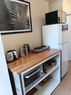 Een koelkast, een magnetron, een oven, een kookplaat