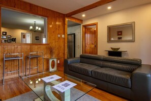 Interior - Cozy Bungalow Longueuil | 3 BR | 6 pers (Longueuil)