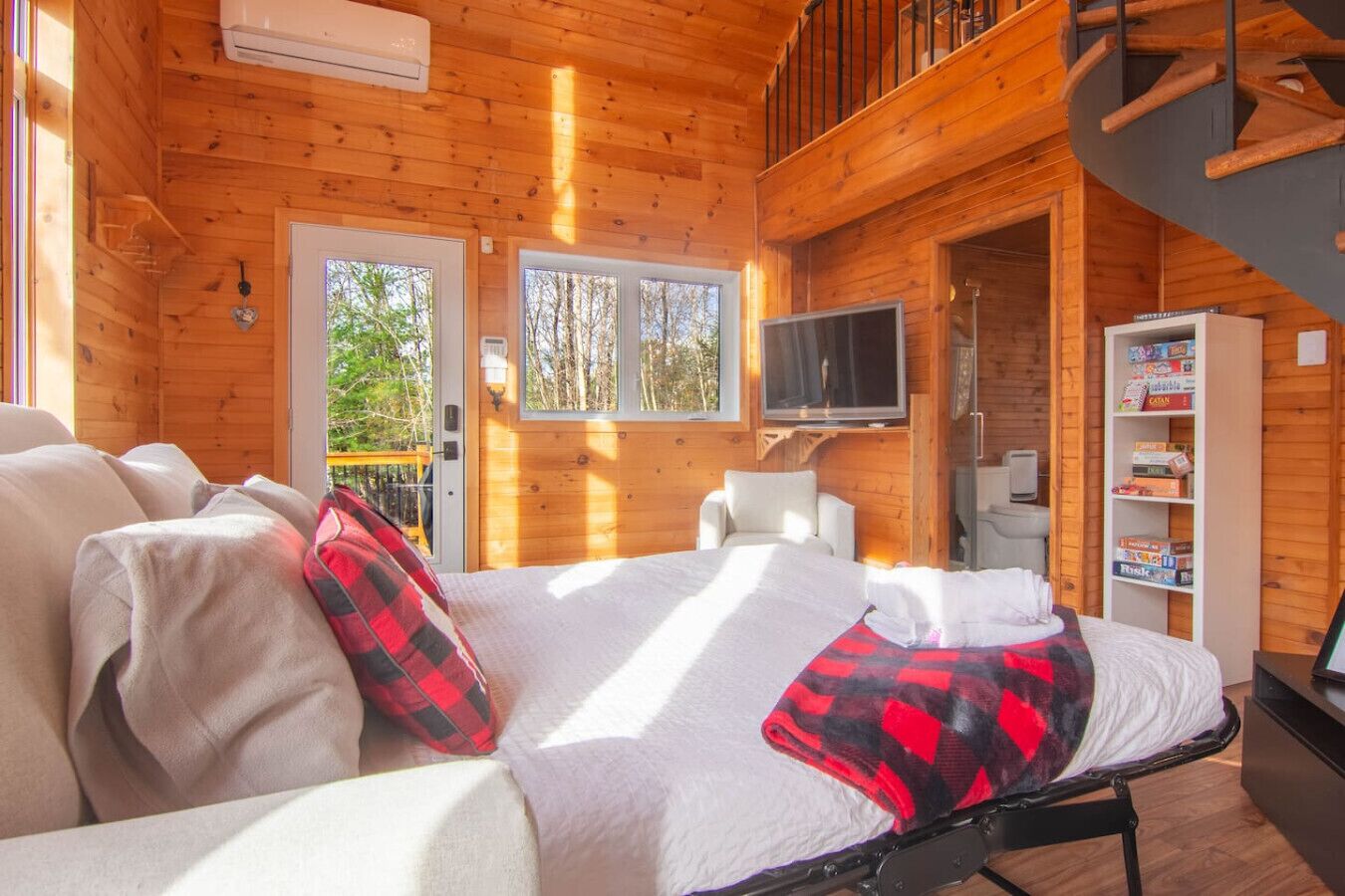 Escritorio, tabla de planchar con plancha, wifi y ropa de cama 