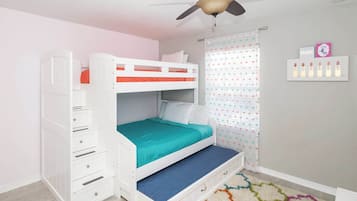 Casa adosada, varias camas, acceso a la piscina, vistas a la piscina (Sunset Chic at Paradise Palms) | 4 dormitorios, decoración individual, mobiliario individual