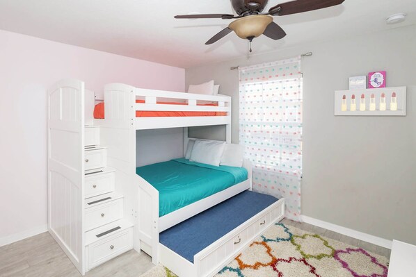 Casa de ciudad, varias camas, acceso a la alberca (Sunset Chic at Paradise Palms) | 4 habitaciones, decoración personalizada y muebles diferentes 