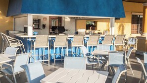 Casa de ciudad, varias camas, acceso a la alberca (Sunset Chic at Paradise Palms) | Restaurante al aire libre