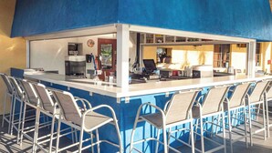 Una zona de bar con mostrador, asientos y vista al interior.