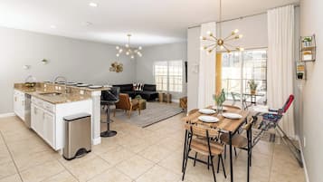 Resortwoning, Meerdere bedden, toegang tot zwembad (Sunset Chic at Paradise Palms) | Interieur