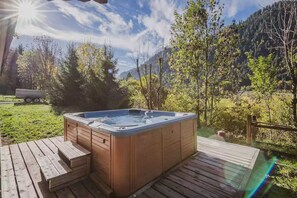 Outdoor spa tub - Large 300m2 chalet for 14 people, modern comfort and mountain charm (La Chapelle-d'Abondance)