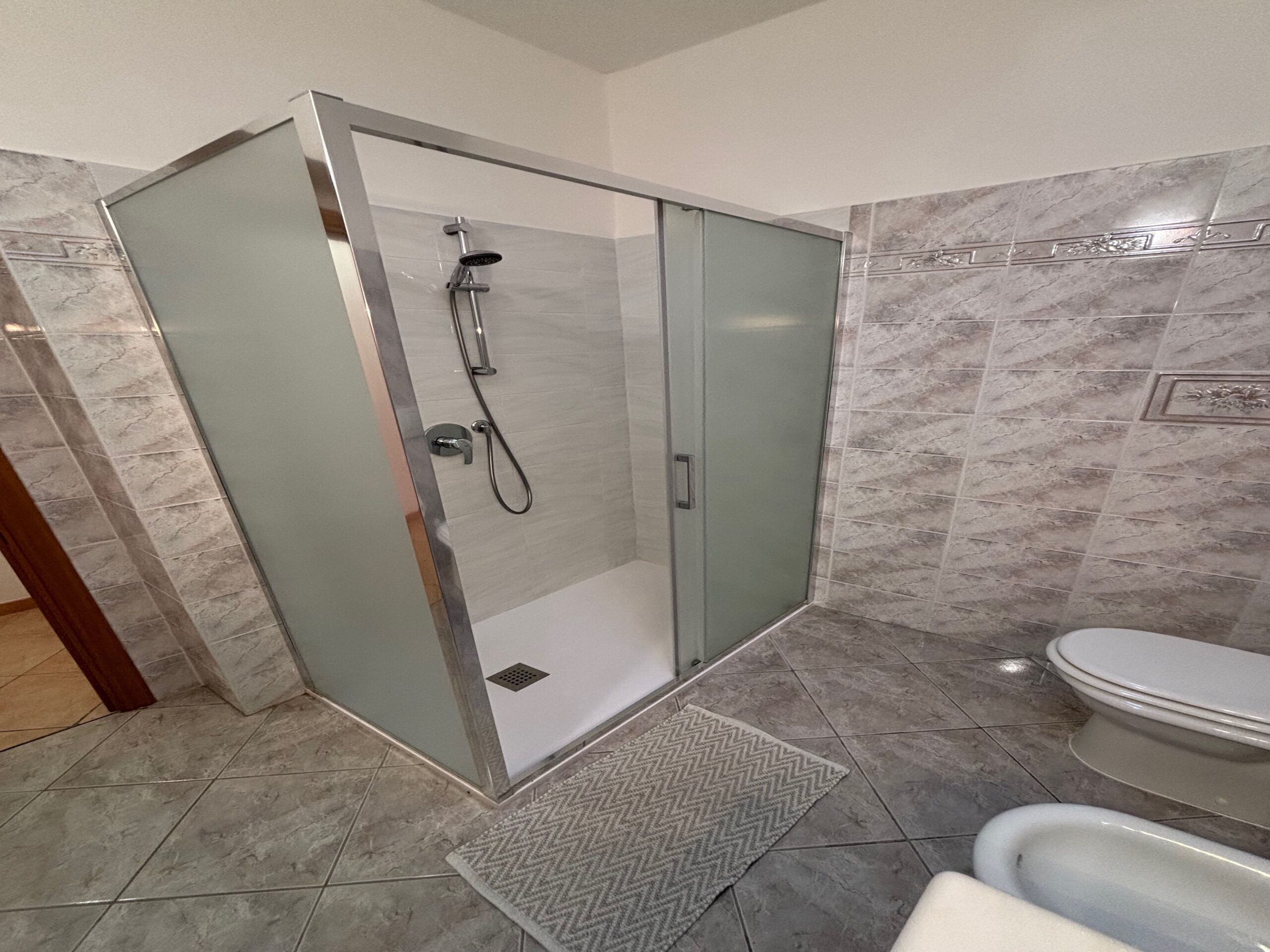 Dusche, Haartrockner, Bidet, Handtücher