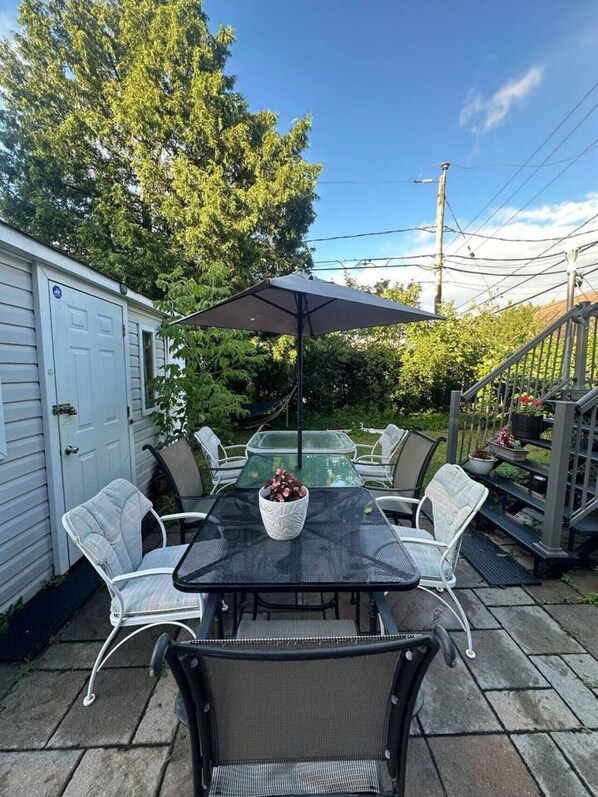 Outdoor dining - Cozy Home – 6p – Centropolis & Carrefour Laval (Laval)