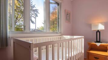 3 bedrooms, desk, iron/ironing board, free WiFi