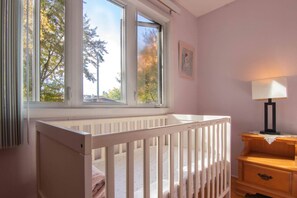 3 bedrooms, desk, iron/ironing board, free WiFi