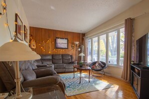 Living area - Cozy Home – 6p – Centropolis & Carrefour Laval (Laval)