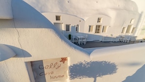 Un edificio blanco con un cartel que dice 'Cally Cove House'.
