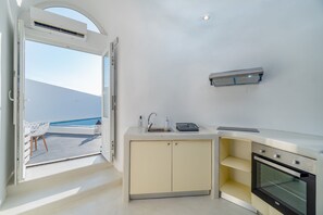 Fridge, microwave, oven, stovetop - Santorini Sunsets Oasis (Santorini)