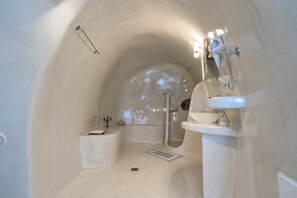 Shower, free toiletries, bathrobes, towels - Santorini Fira Oasis (Santorini)