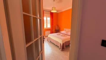 2 chambres, fer et planche Ă repasser