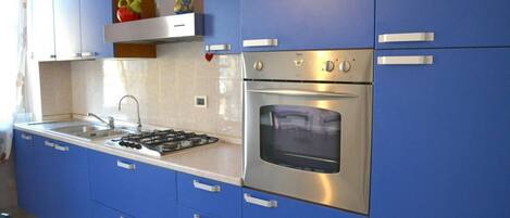 Jääkaappi, mikroaaltouuni, leivänpaahdin