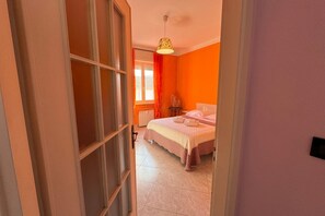 2 chambres, fer et planche à repasser