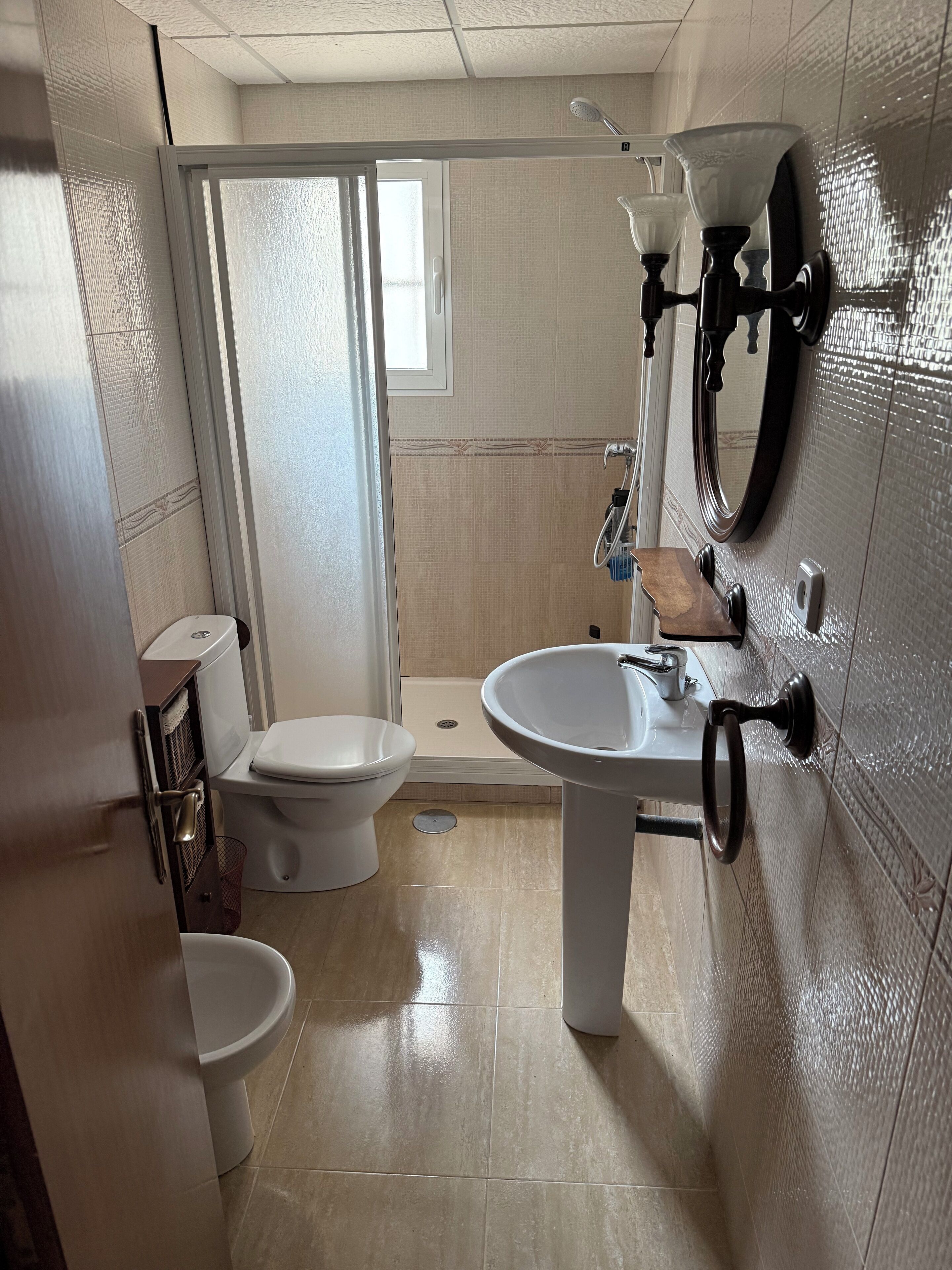 Secadora de cabello, toallas, jabón, papel de baño 