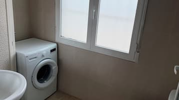 SĂšche-cheveux, serviettes fournies, savon, papier toilette
