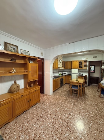 Eigene Küche. Chalet close to Alicante and the beach, with large terrace for groups