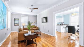 Casa, várias camas, cozinha, vista para o jardim (Sunny Haven by the Village) | Área de estar