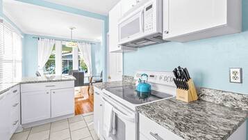 Casa, várias camas, cozinha, vista para o jardim (Sunny Haven by the Village) | Cozinha privada