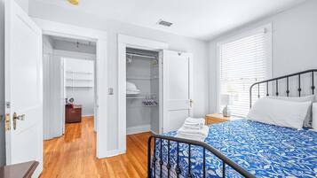 Casa, várias camas, cozinha, vista para o jardim (Sunny Haven by the Village) | 3 quartos, individualmente decorados, individualmente mobiliados