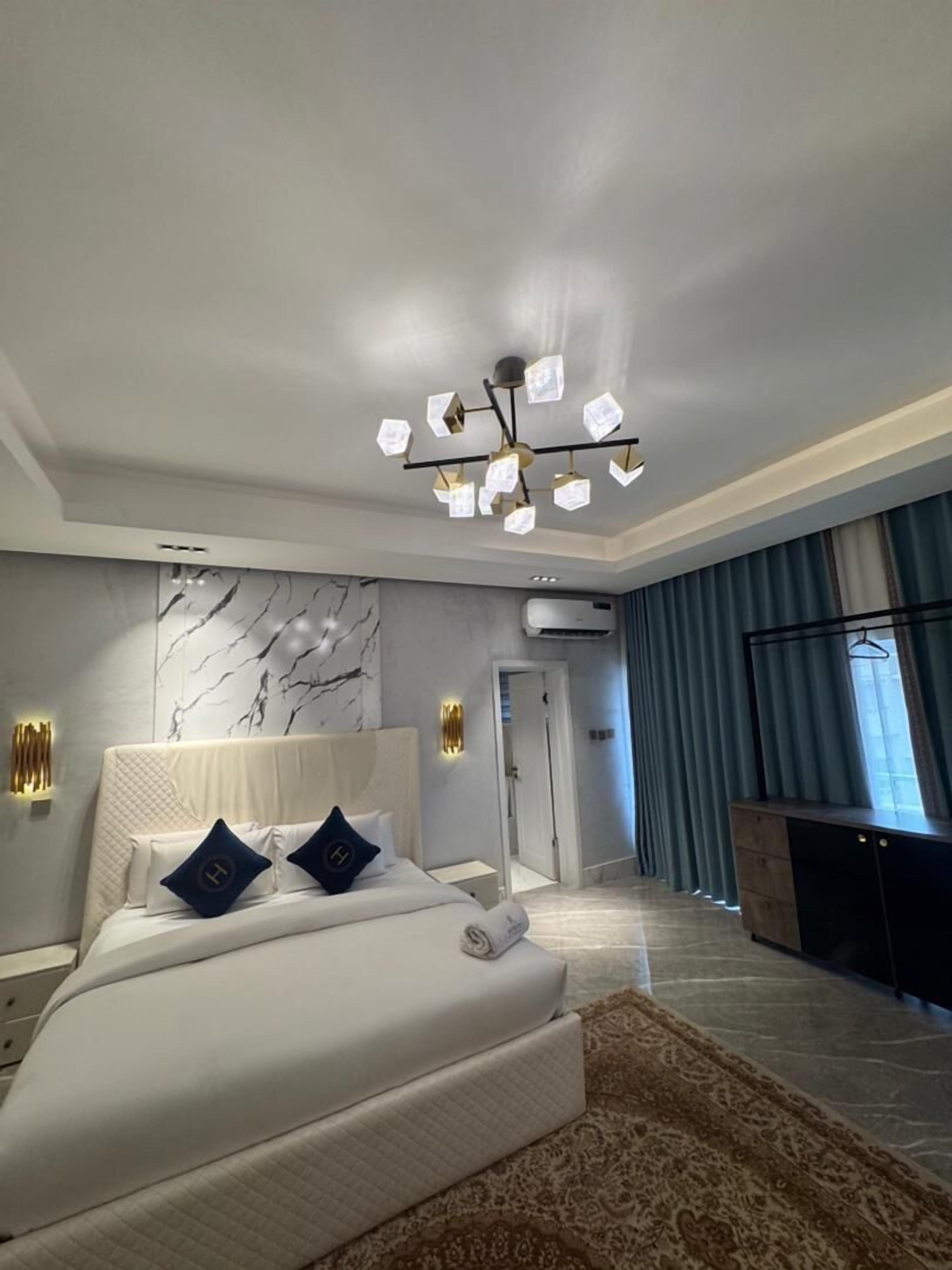 Luxury Apartment | Premium bedding, laptop workspace, iron/ironing board, free WiFi