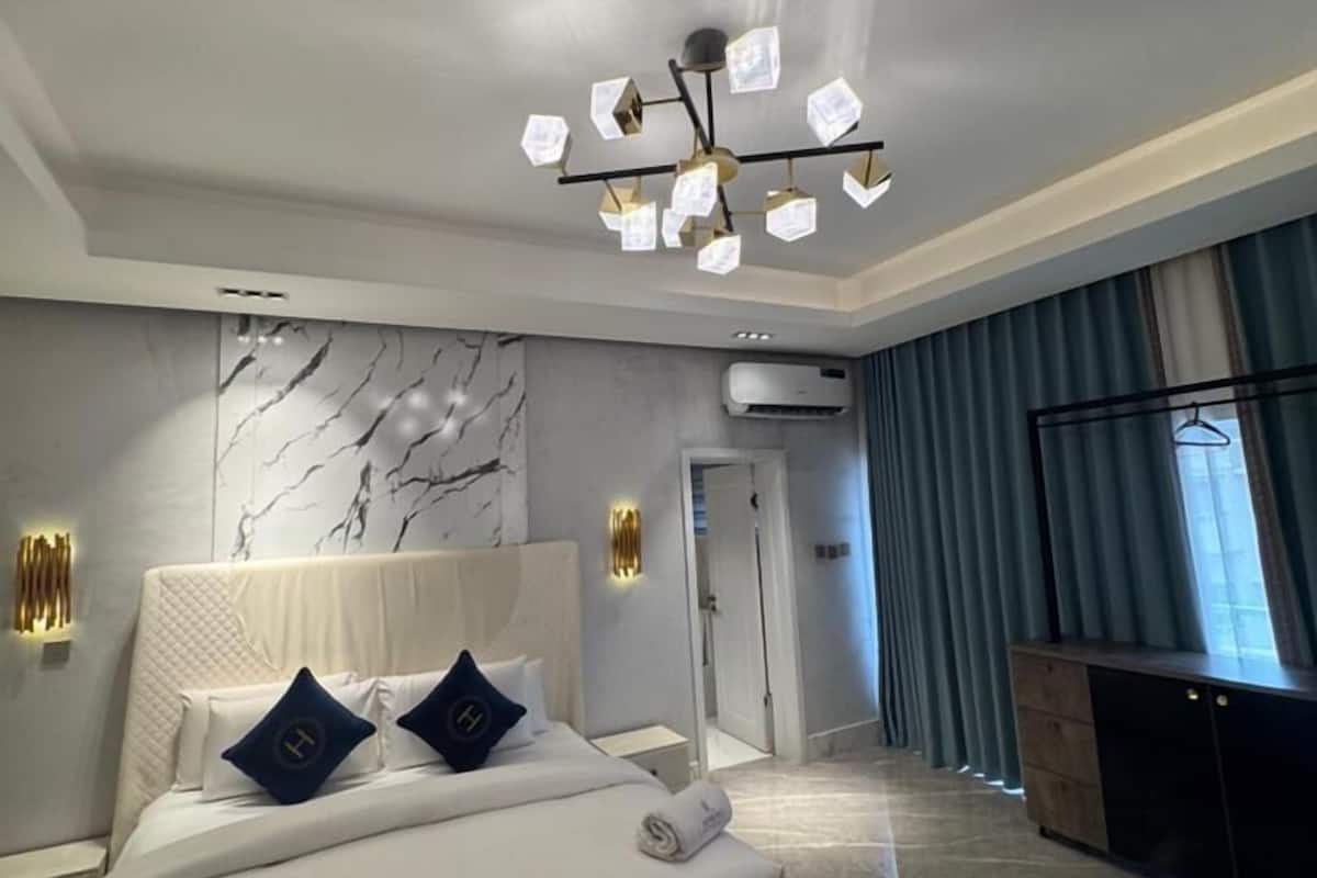 Luxury Apartment | Premium bedding, laptop workspace, iron/ironing board, free WiFi