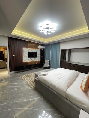 Luxury-Apartment, Balkon, Poolblick | Hochwertige Bettwaren, Bügeleisen/Bügelbrett, kostenloses WLAN