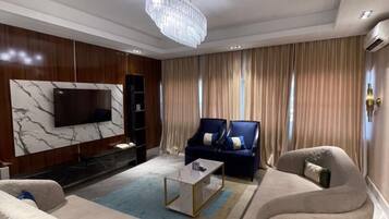 Een 6-inch ledtelevisie met satellietzenders en Netflix