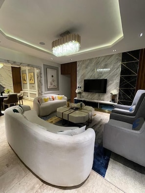 Luxury-Apartment, Balkon, Poolblick | Wohnbereich | 6-Zoll-LED-Fernseher mit Satellitenempfang, Netflix, Streaming-Dienste