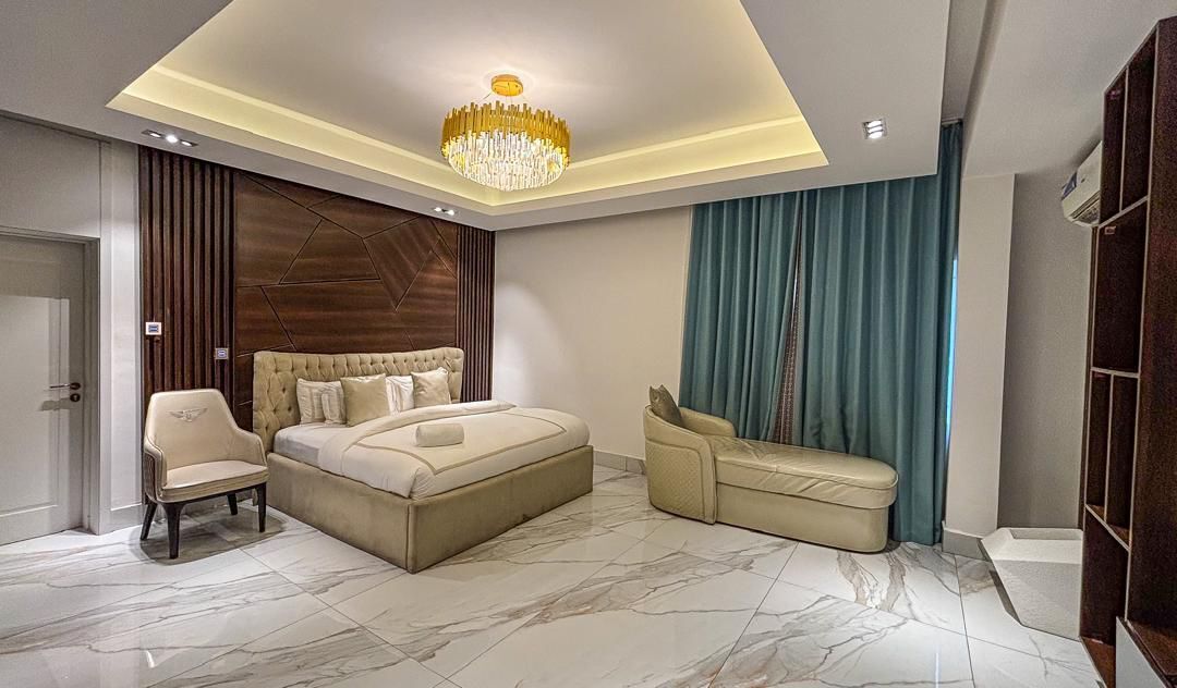 Family Apartment | Premium bedding, laptop workspace, iron/ironing board, free WiFi