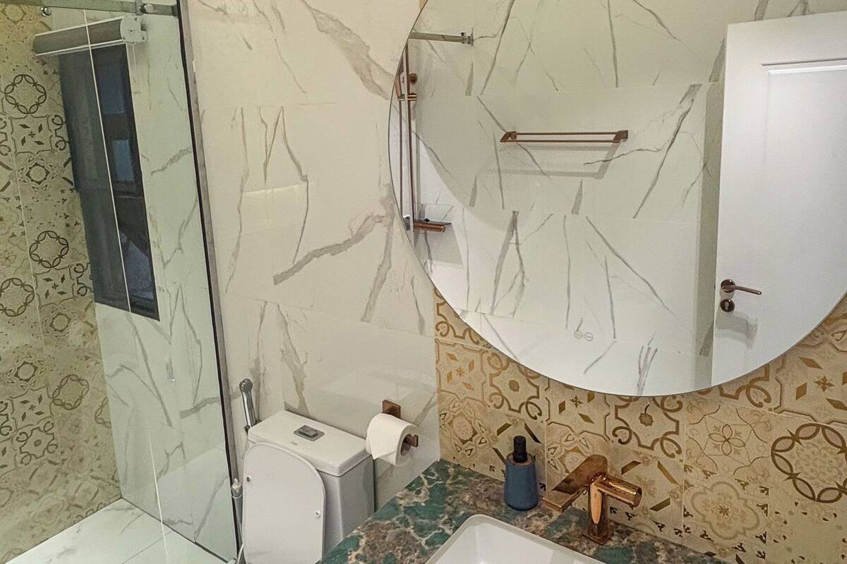 Apartamento, 1 cama de matrimonio grande, no fumadores, Servicio de limpieza | Baño | Ducha, cabezal de ducha tipo lluvia, secador de pelo y bidé