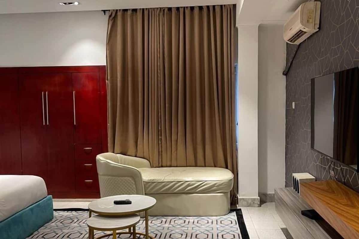 Apartment | Bathroom | Rainfall showerhead, hair dryer, bidet, towels