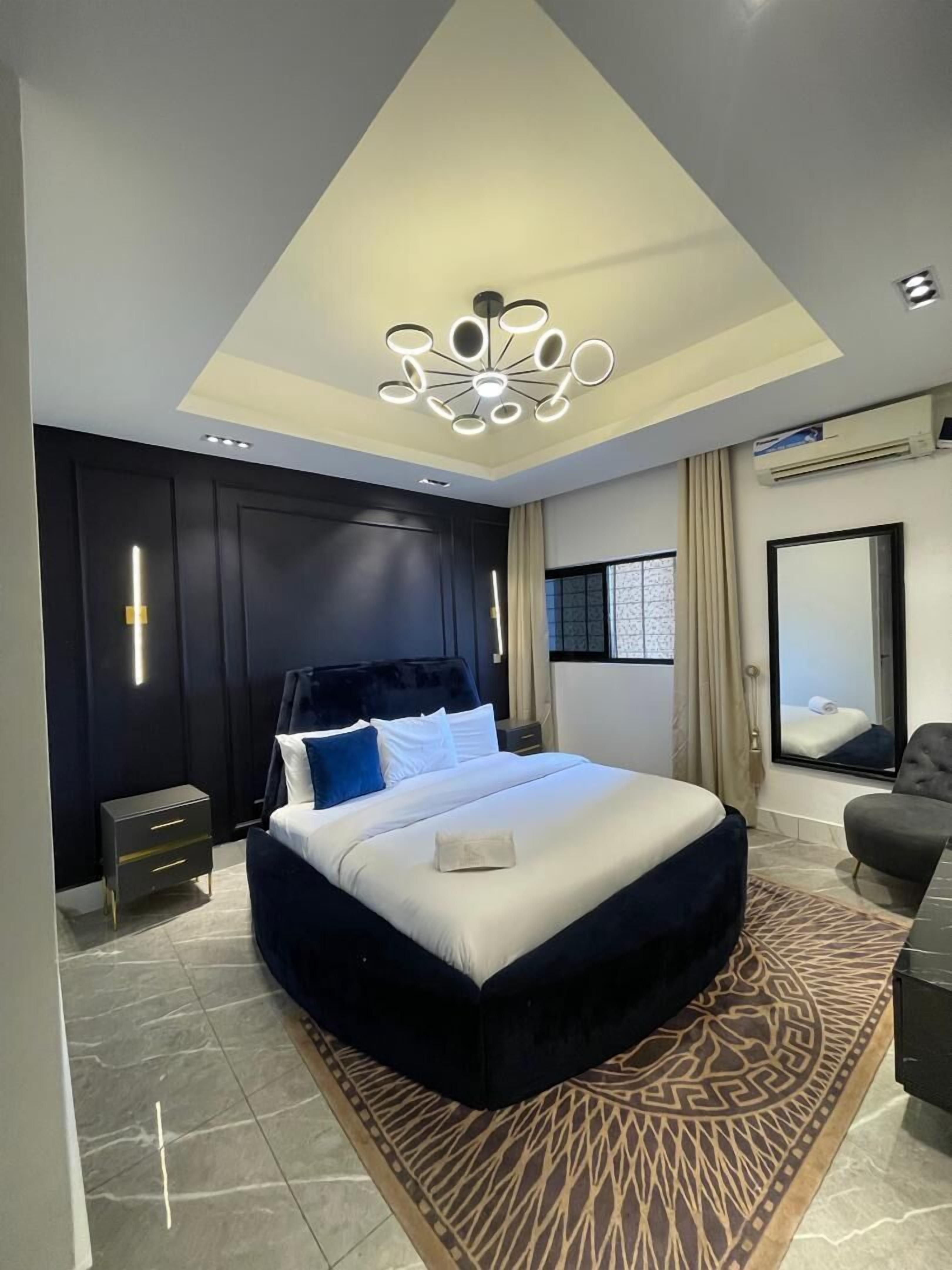 Luxury Apartment | Premium bedding, laptop workspace, iron/ironing board, free WiFi