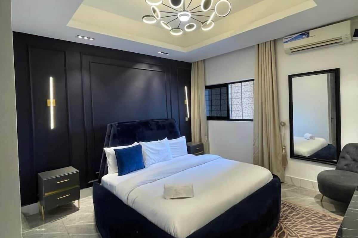 Luxury Apartment | Premium bedding, laptop workspace, iron/ironing board, free WiFi