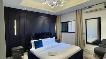 Luxe appartement | Luxe beddengoed, een laptopwerkplek, een strijkplank/strijkijzer