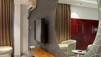 Apartment | Premium bedding, laptop workspace, iron/ironing board, free WiFi