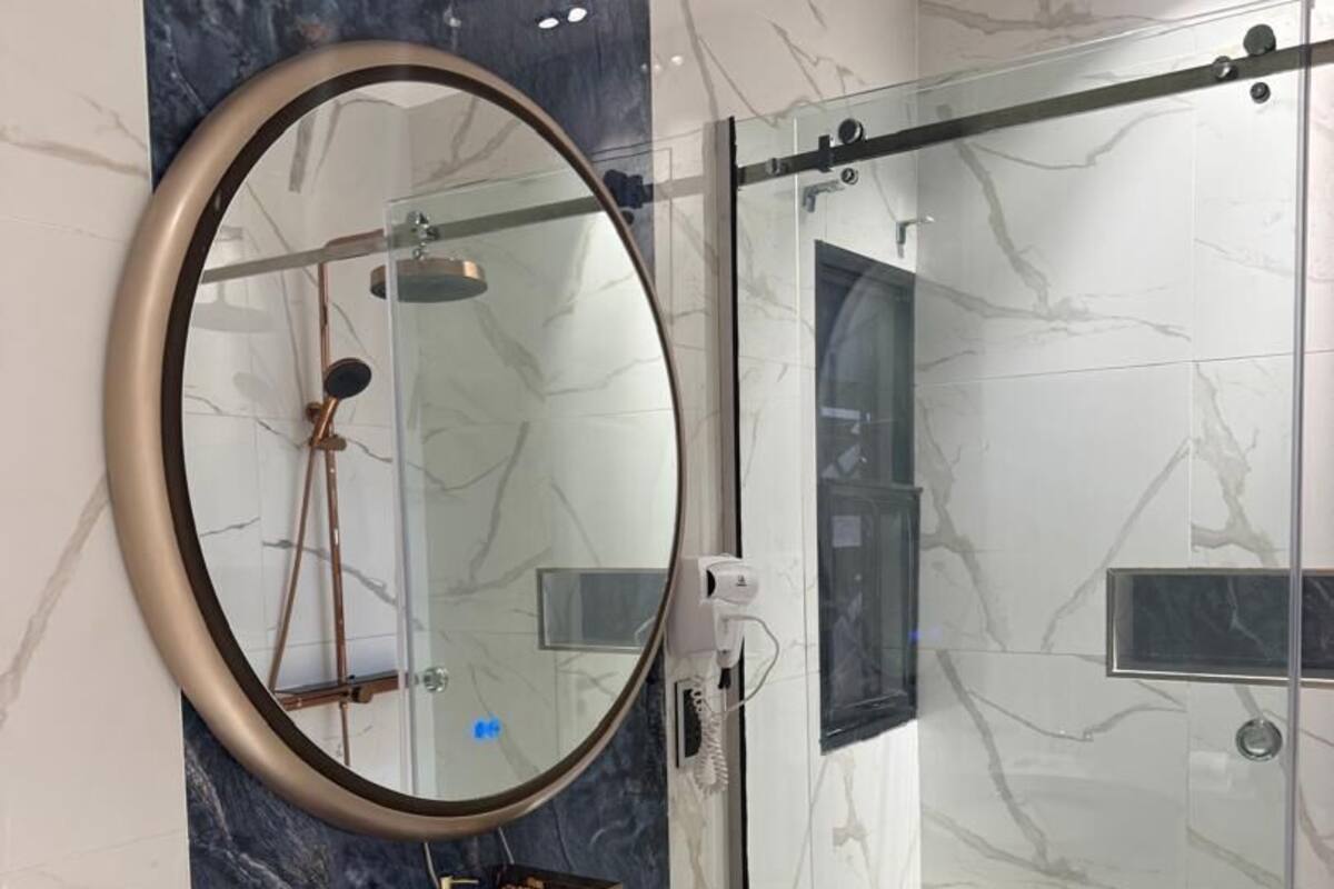 Apartamento, 2 habitaciones, 2 baños | Baño | Ducha, cabezal de ducha tipo lluvia, secador de pelo y bidé