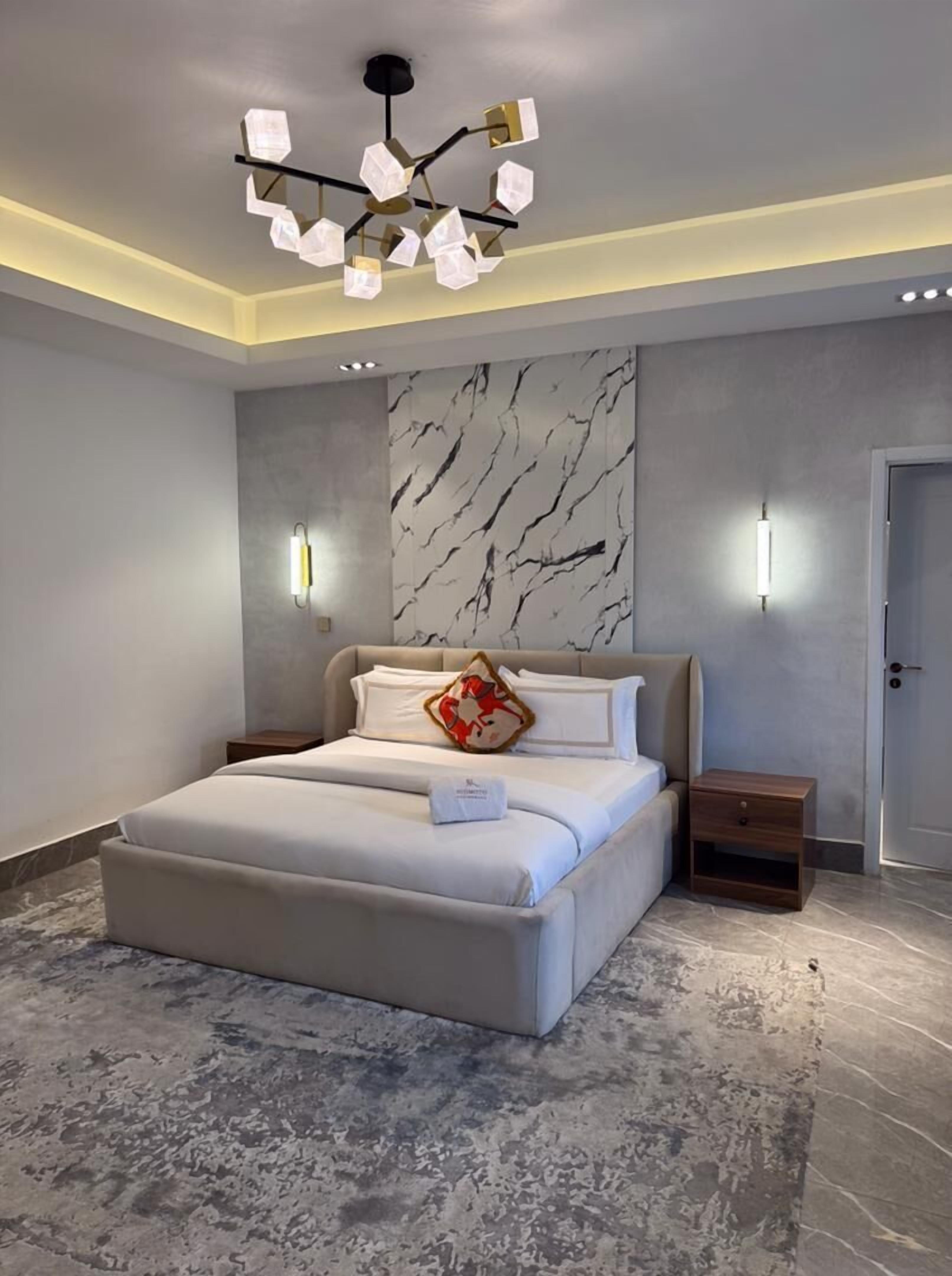 Luxury Apartment | Premium bedding, laptop workspace, iron/ironing board, free WiFi